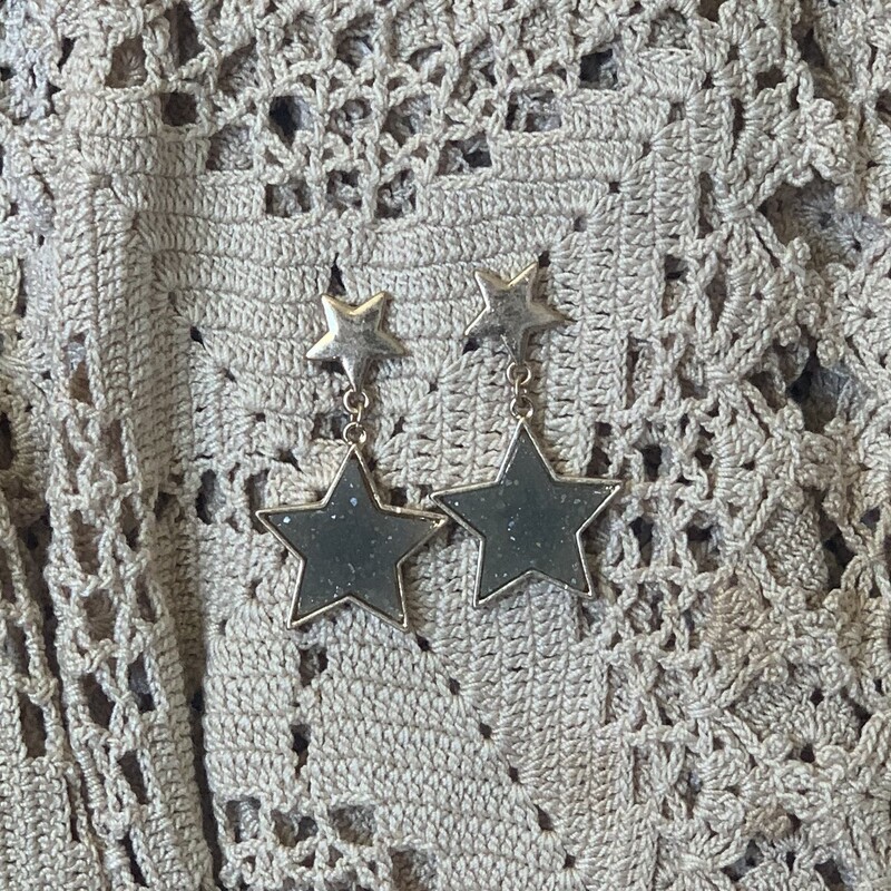 These super versitile earrings will match any outfit this season! They are super light weight for comfort, and super cute for style!
Available in Pink and Gray stars!