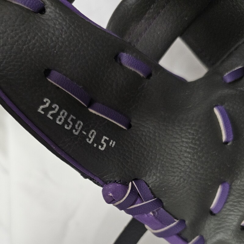 Franklin Mesh Tek T-Ball Glove, Right Hand Throw, Size: 9.5in., Gray & Purple, pre-owned. Glove was signed, not sure by who.