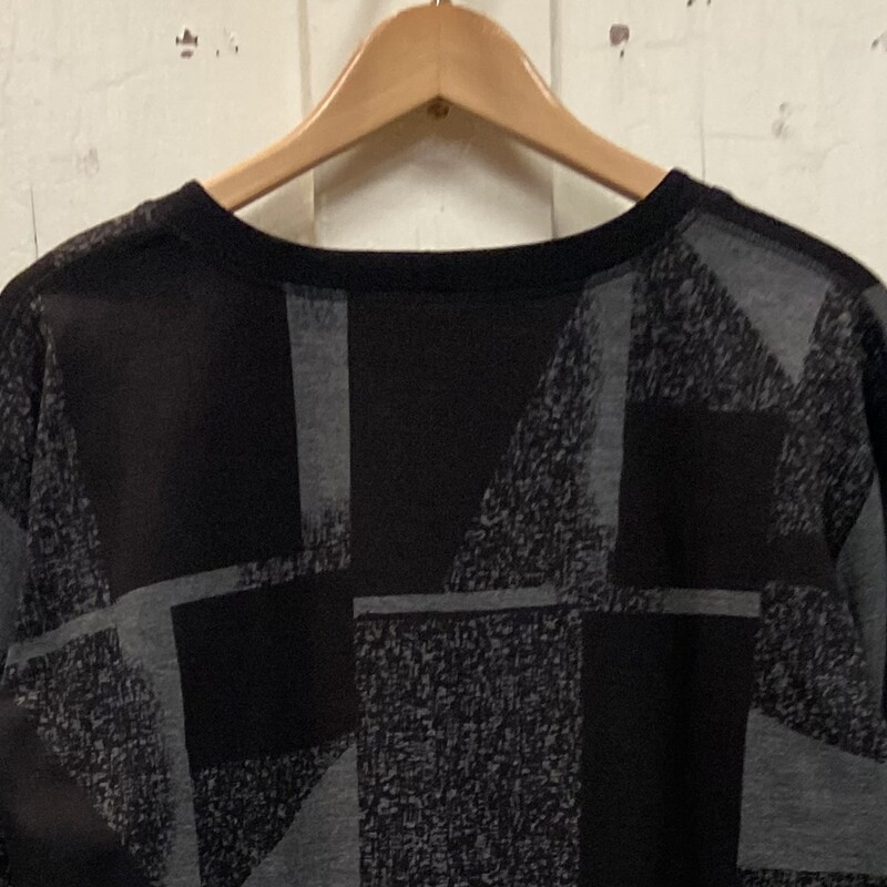 Blk/gry Check Top<br />
Blk/gkry<br />
Size: Medium