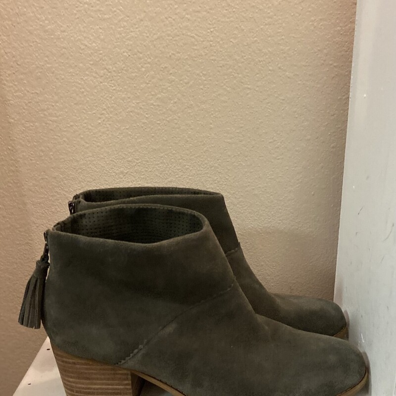 Green Suede Bootie<br />
Green<br />
Size: 9 1/2