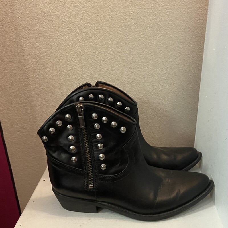 Blk Lther Stud Ankle Boot
Black
Size: 6 1/2