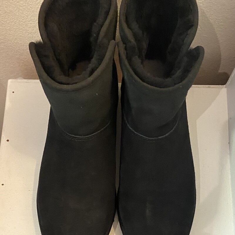 Blk Suede Sherling Boot<br />
Black<br />
Size: 8