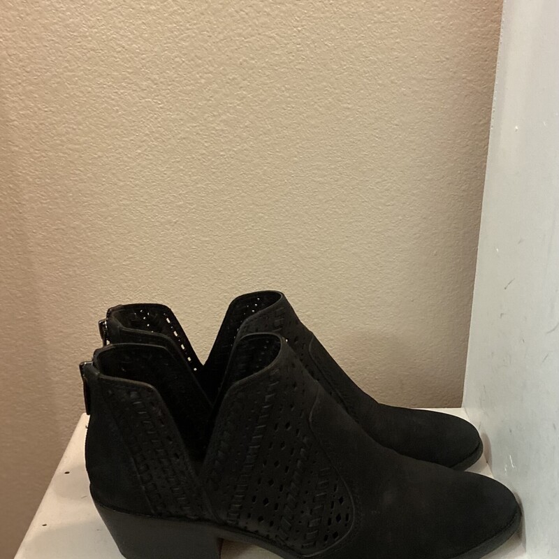 Blk Lther Cutout Bootie
Black
Size: 7 1/2