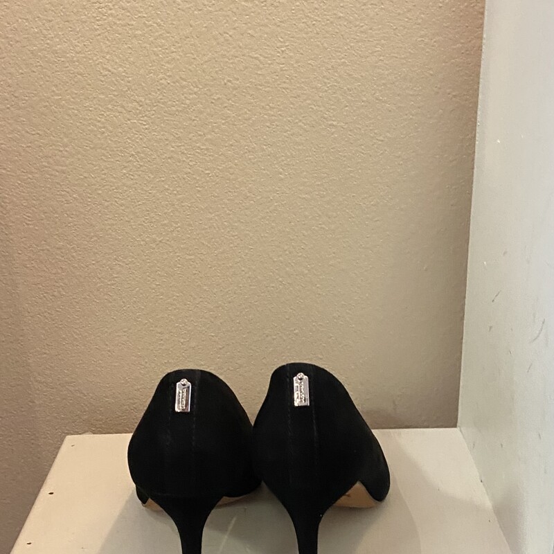 Blk Suede Pumps<br />
Black<br />
Size: 8 AS IS