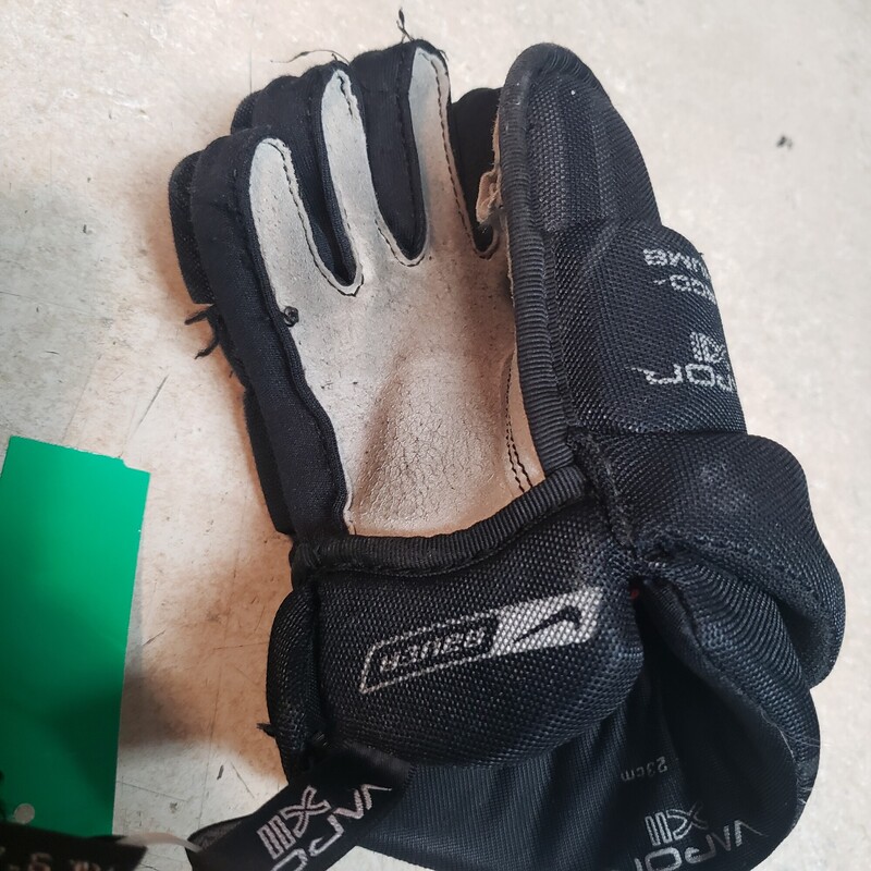 Nike Bauer Vapor XII Youth Hockey Gloves<br />
Black<br />
Size: 9in.<br />
Pre-owned