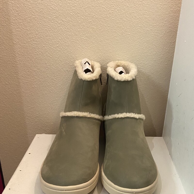 NWT Grn Sherpa Boot
Green
Size: 12