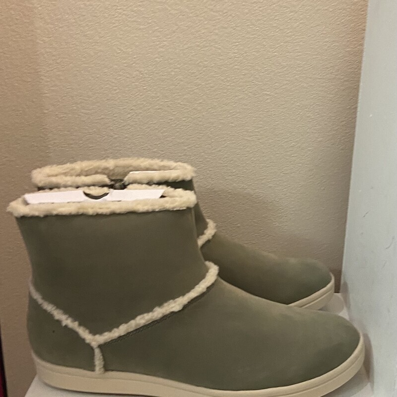 NWT Grn Sherpa Boot<br />
Green<br />
Size: 12