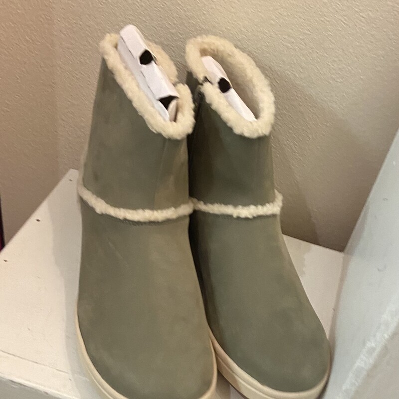 NWT Grn Sherpa Boot<br />
Green<br />
Size: 12