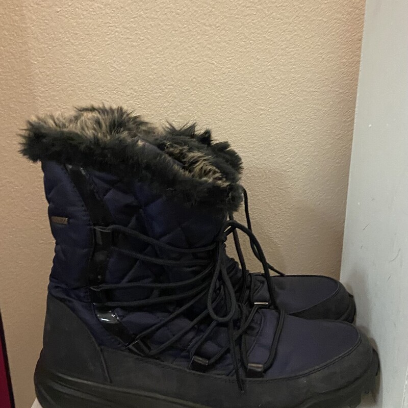 Nvy Faux Fur Winter Boot<br />
Navy<br />
Size: 9.5/10