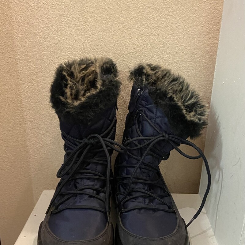 Nvy Faux Fur Winter Boot<br />
Navy<br />
Size: 9.5/10