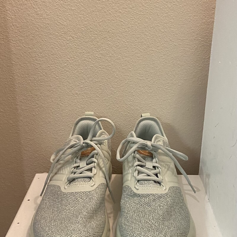 EUC Mnt Fab Run Shoe<br />
Mint<br />
Size: 11