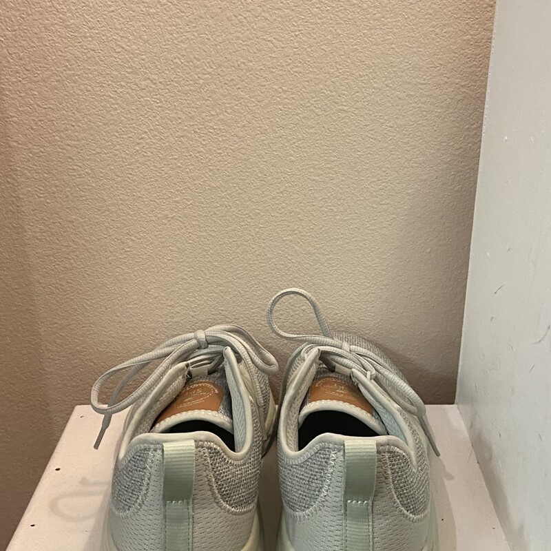 EUC Mnt Fab Run Shoe<br />
Mint<br />
Size: 11