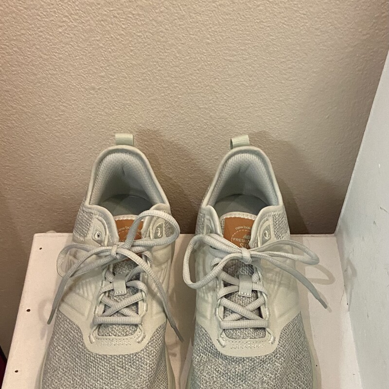 EUC Mnt Fab Run Shoe<br />
Mint<br />
Size: 11