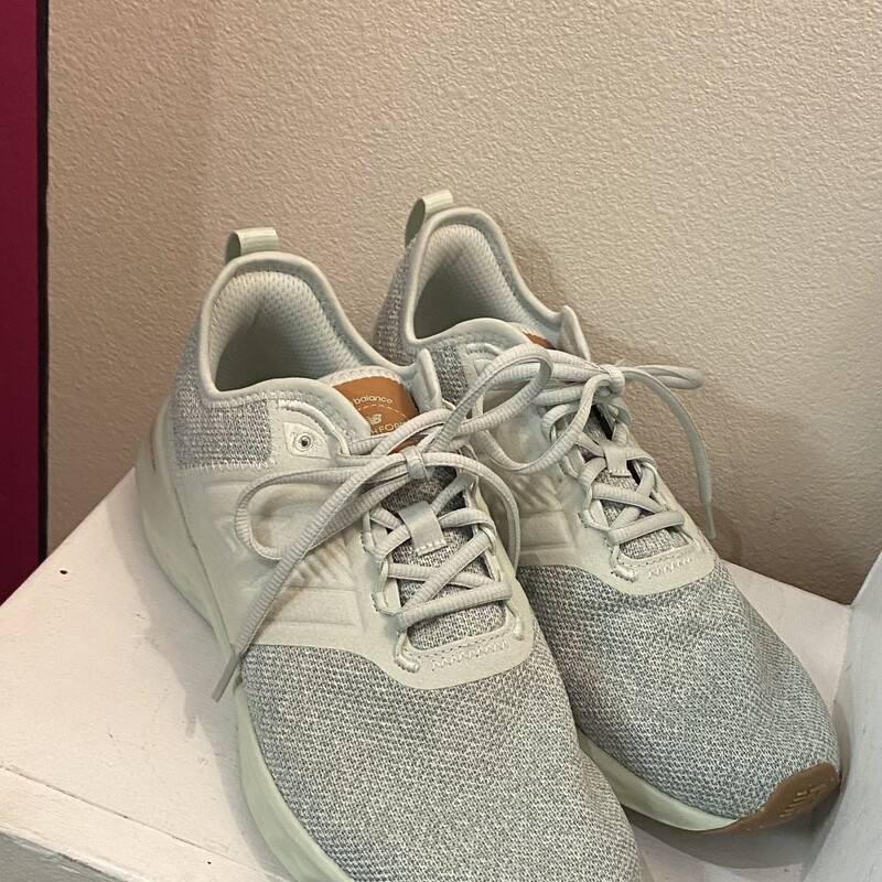 EUC Mnt Fab Run Shoe<br />
Mint<br />
Size: 11