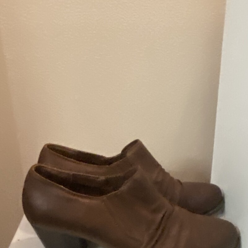 Brw Bootie Shoe<br />
Brown<br />
Size: 10