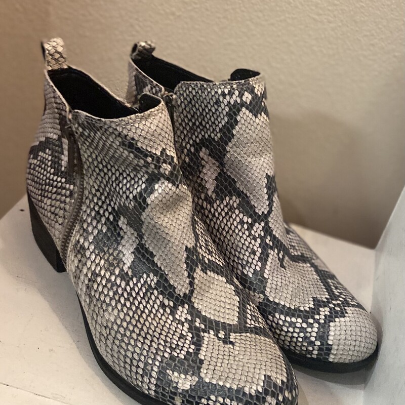 Crm/gry Snake Lther Boot<br />
Crm/gry<br />
Size: 10