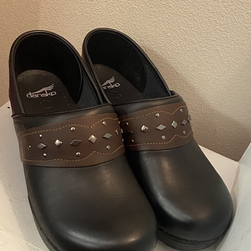 Blk/brstud Lther Clog<br />
Blk/brw<br />
Size: 10.5