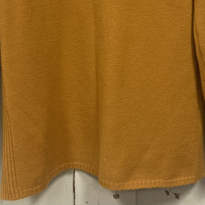 Canary Bttn Trim Sweater<br />
Canary<br />
Size: L R $129