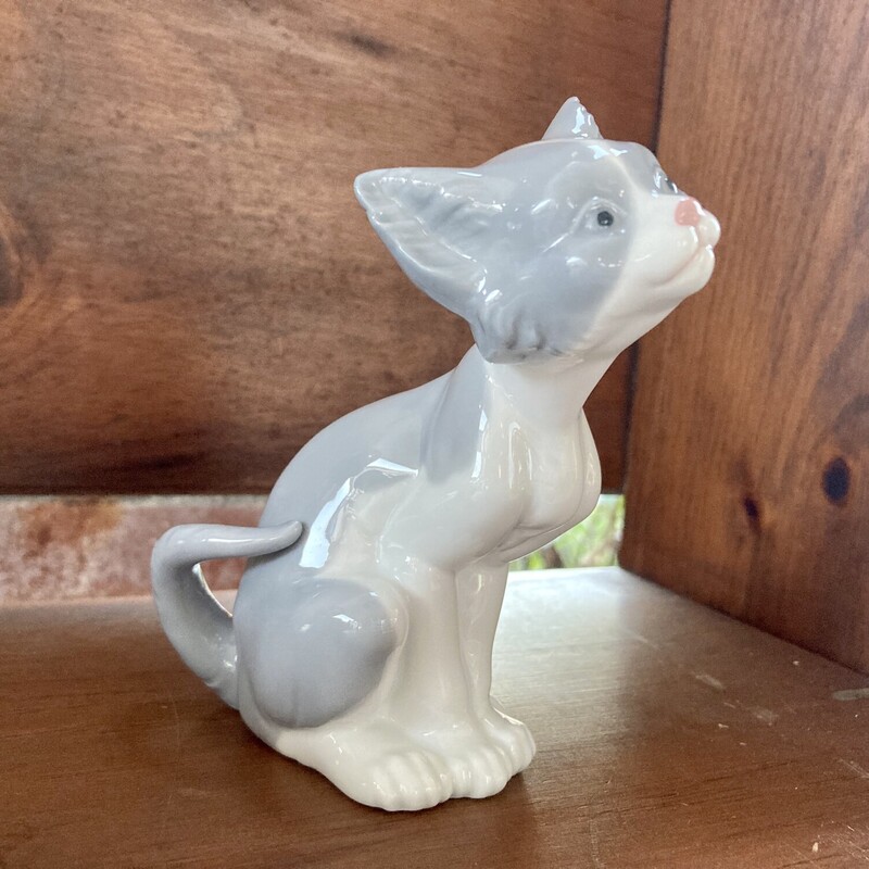 Lladro Cat Sitting