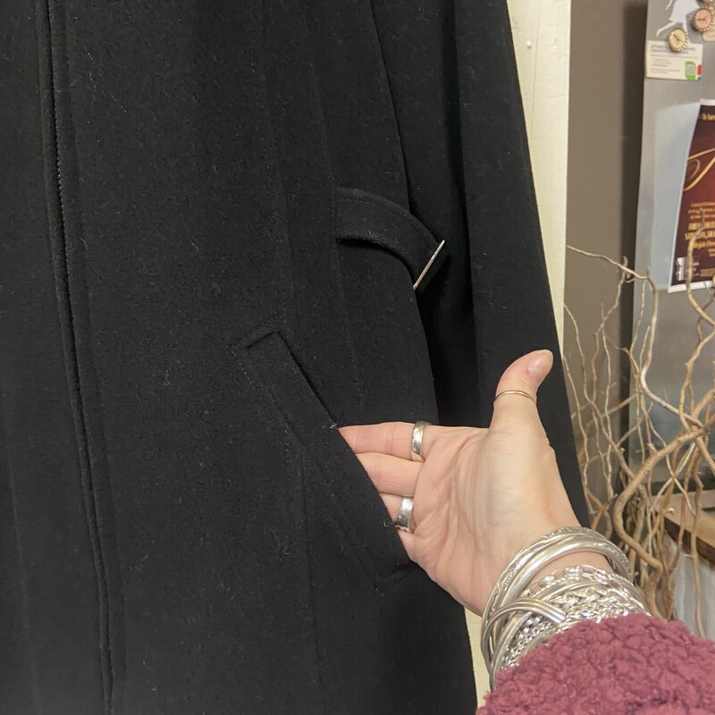 Blk Wool Faux Fur Coat<br />
Black<br />
Size: L R$115